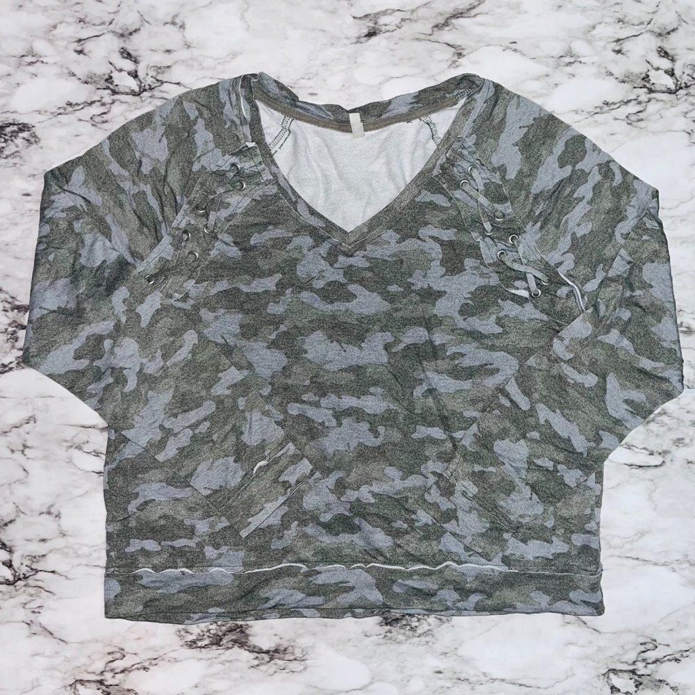 Mudd Camo V Neck Pullover Sweater Women Size Md Gray Long Sleeve Casual Top